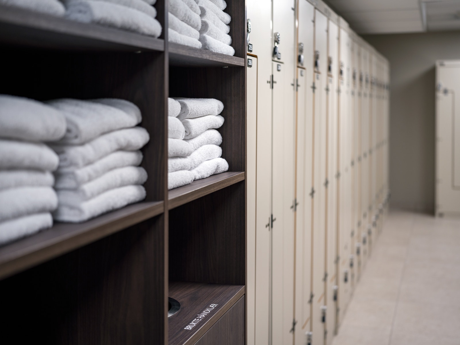 Felles garderobe, perfekt for de som bruker treningsrommet før jobb Galleribilde
