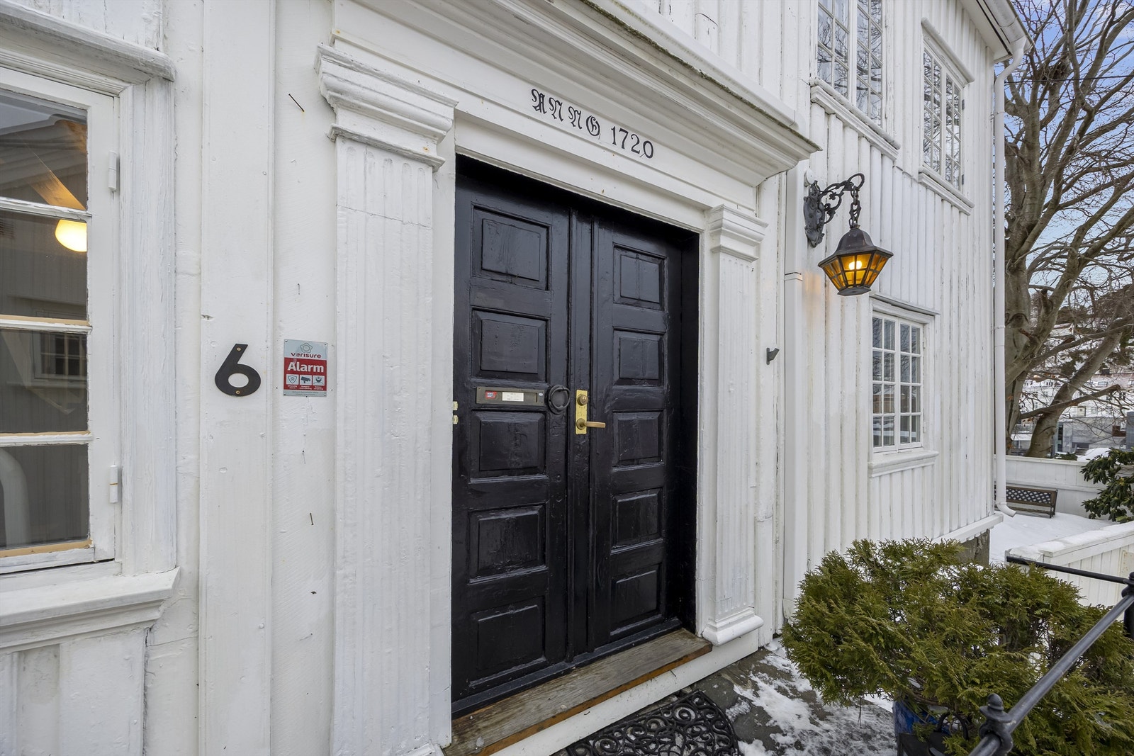 Boligen bærer en lang historie hele 300 år tilbake i tid-oppført i 1720, 3 år før Arendal by fikk status som kjøpested og er en av de eldste i byen. Galleribilde