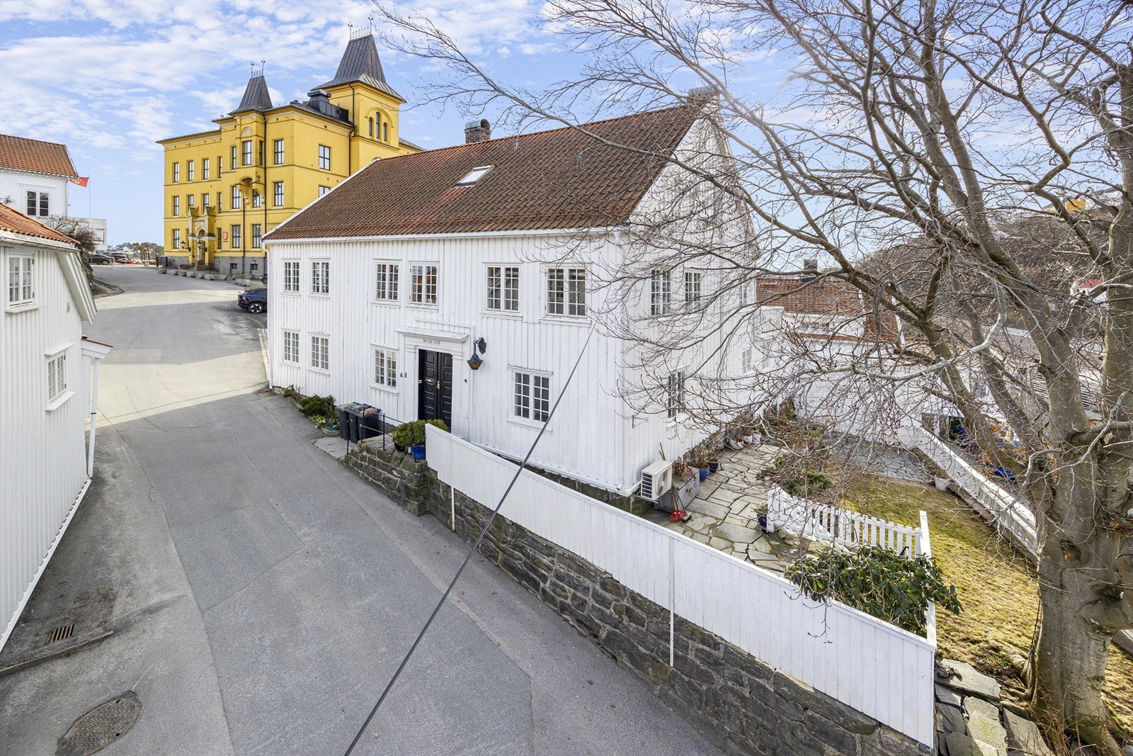 Velkommen til Kirkebakken 6- Stor, herskapelig og historieverdig enebolig i vakre omgivelser på Tyholmen. Galleribilde