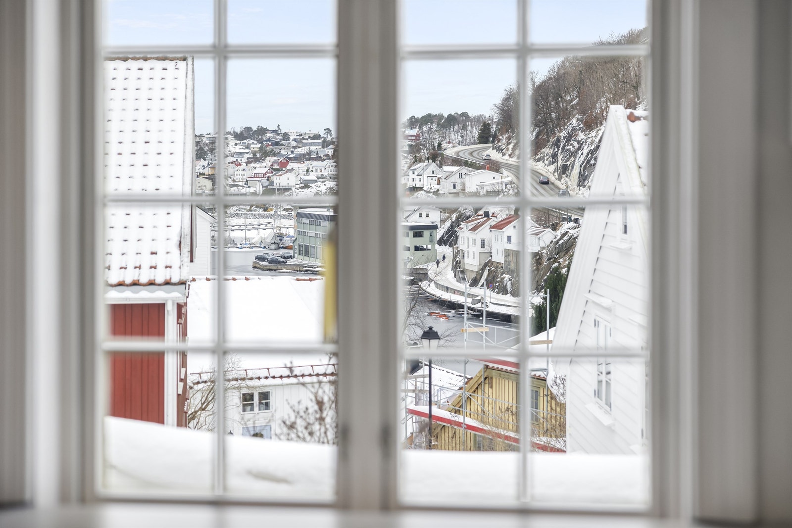 Fra flere av vinduene har man utsikt over den historiske bebyggelsen på Tyholmen. Galleribilde