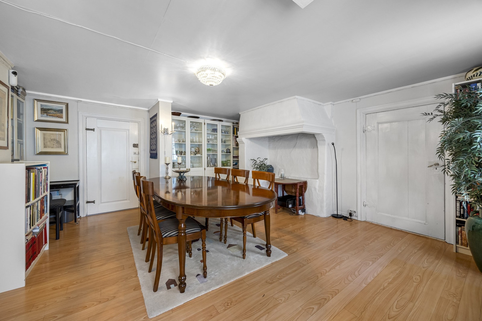 Spisestuen ligger i tilknytning til stuen og har rikelig med plass for store selskaper. Galleribilde