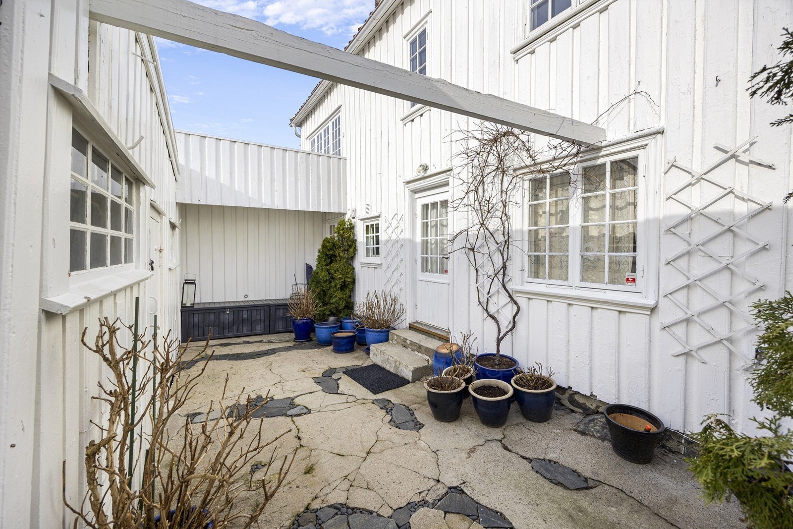Bakgården som binder opprinnelig del og tilbygg sammen. Det er god oppbevaringsplass i boligen med flere boder. Galleribilde