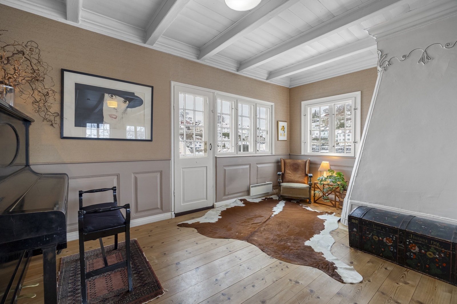 Stuen i 2 etg. har utgang til veranda med gode solforhold (ca. 22.00 sommerstid). Galleribilde