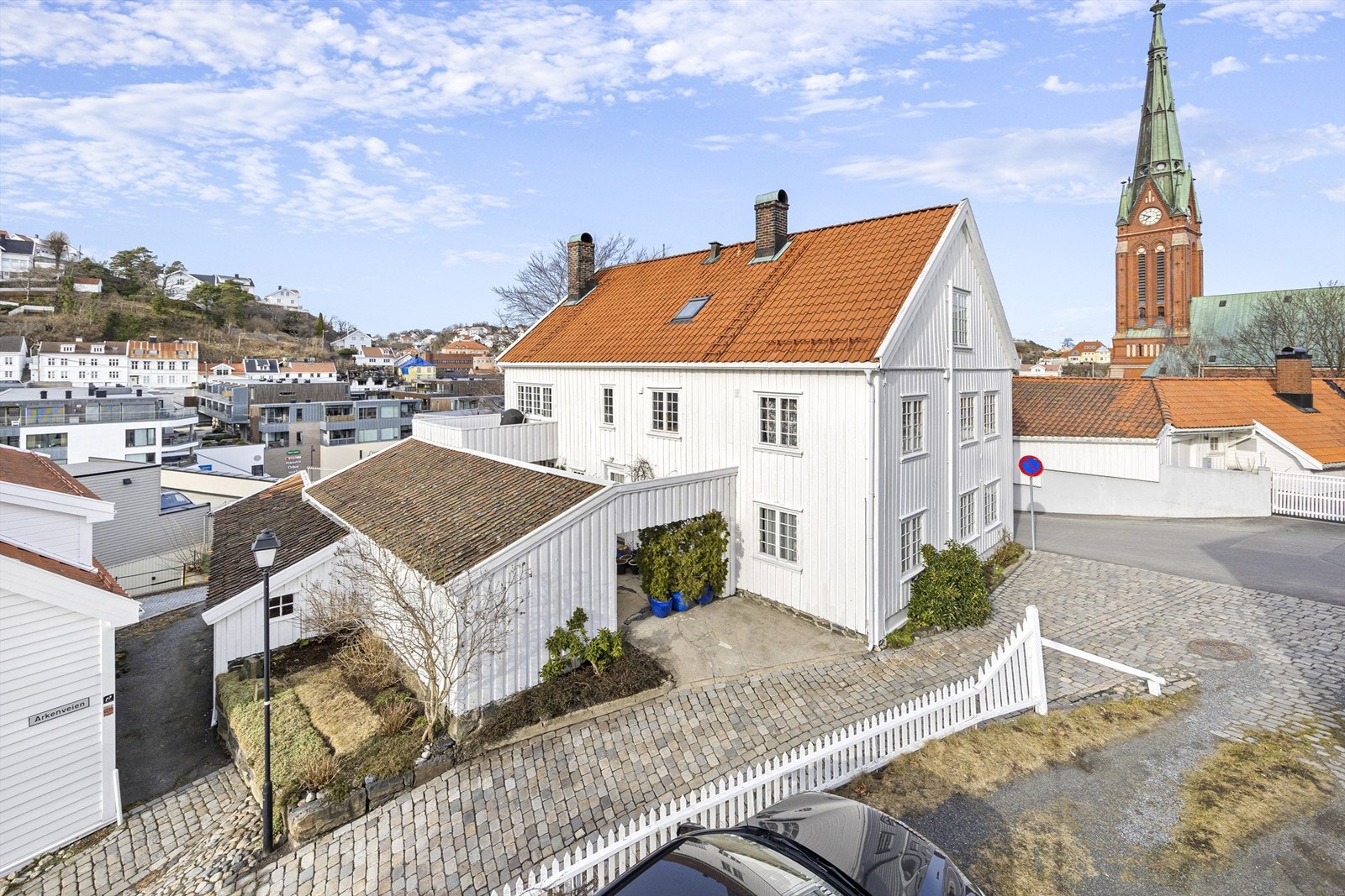 Boligen har vakker utsikt over sentrum og en usjenert bakgård (som kan benyttes som en p-plass). Galleribilde