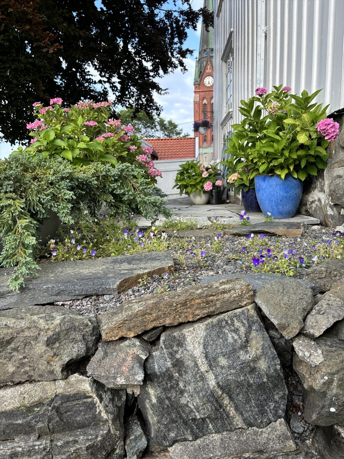 Fra eiendommen er det utsikt mot Trefoldighetskirken, et landemerke i Arendal. Galleribilde