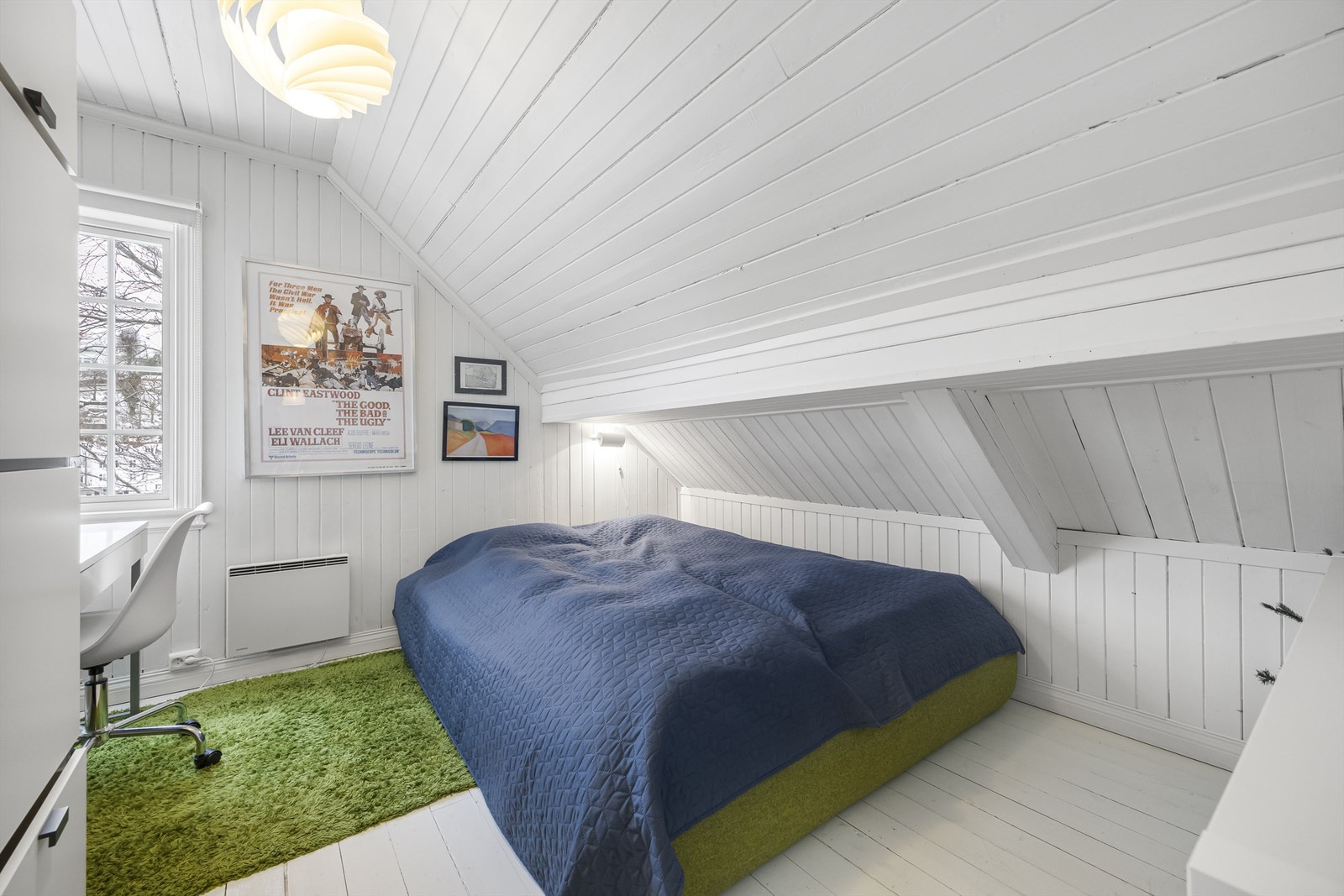 Det tredje soverommet på loftet utnytter plassen godt med smarte løsninger. Galleribilde