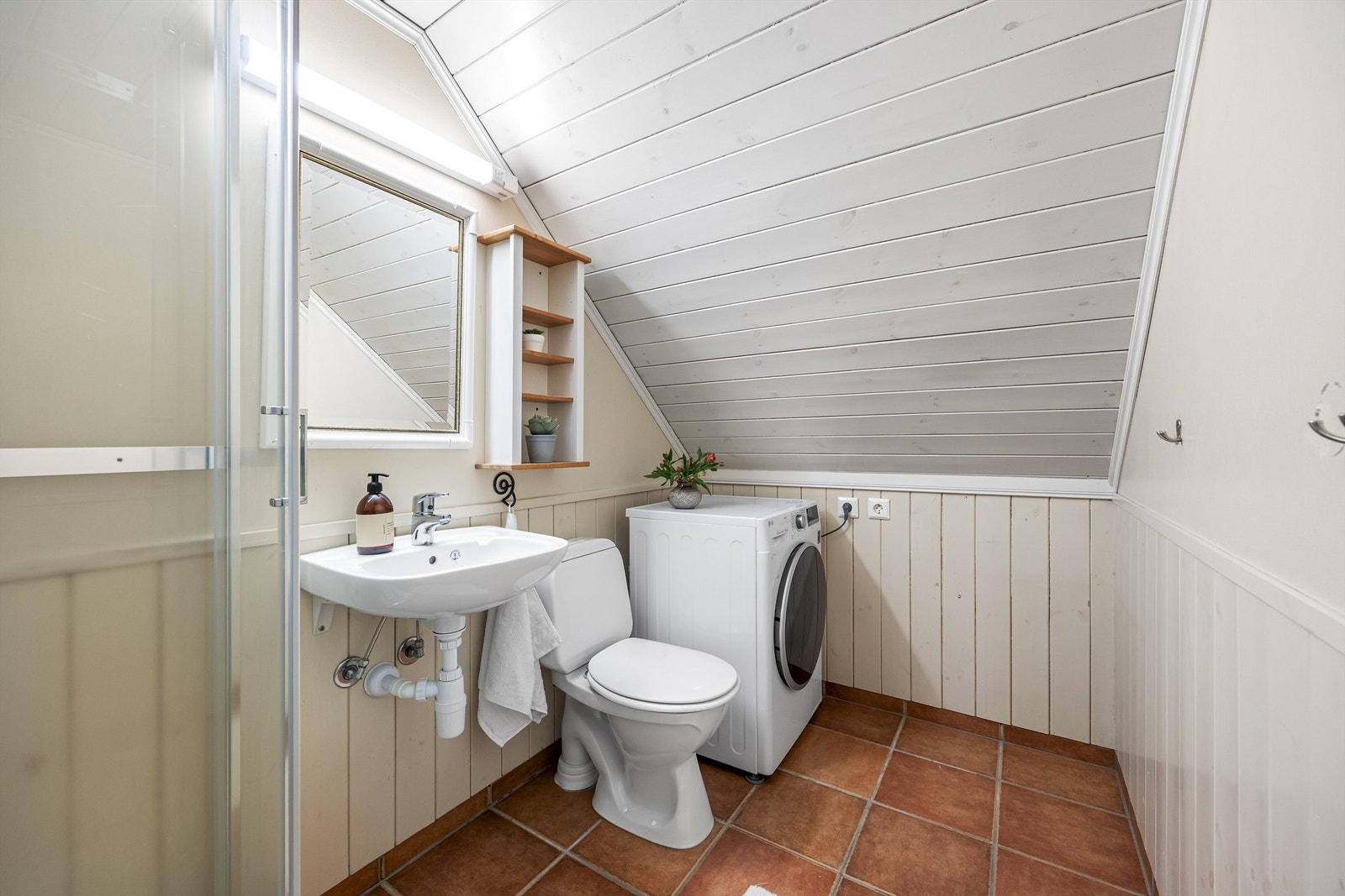 Bad nr. 2 på loftsetasjen har opplegg til vaskemaskin, dusj, toalett og vask. Galleribilde