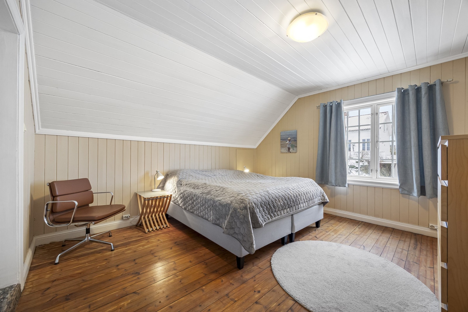 Soverom med adkomst til gang og eget baderom. Galleribilde