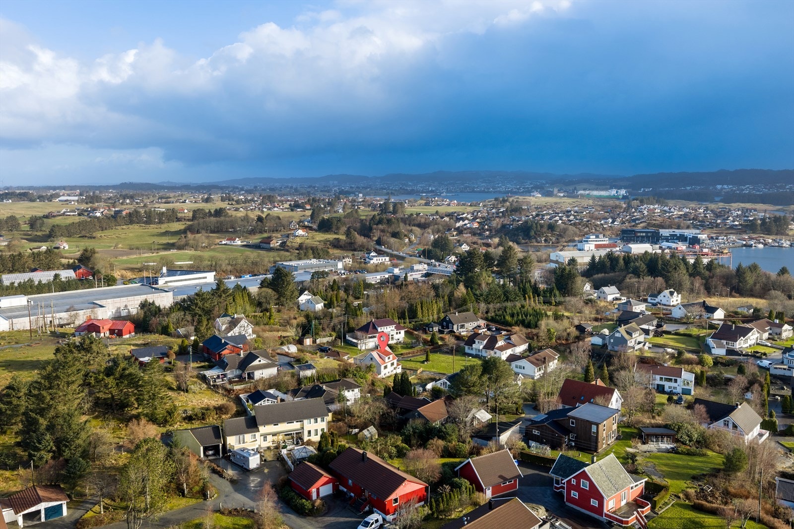 Velkommen til Fiskåvegen 72, presentert av eiendomsmegler Morten Karlsen. Foto: Vestbris Galleribilde
