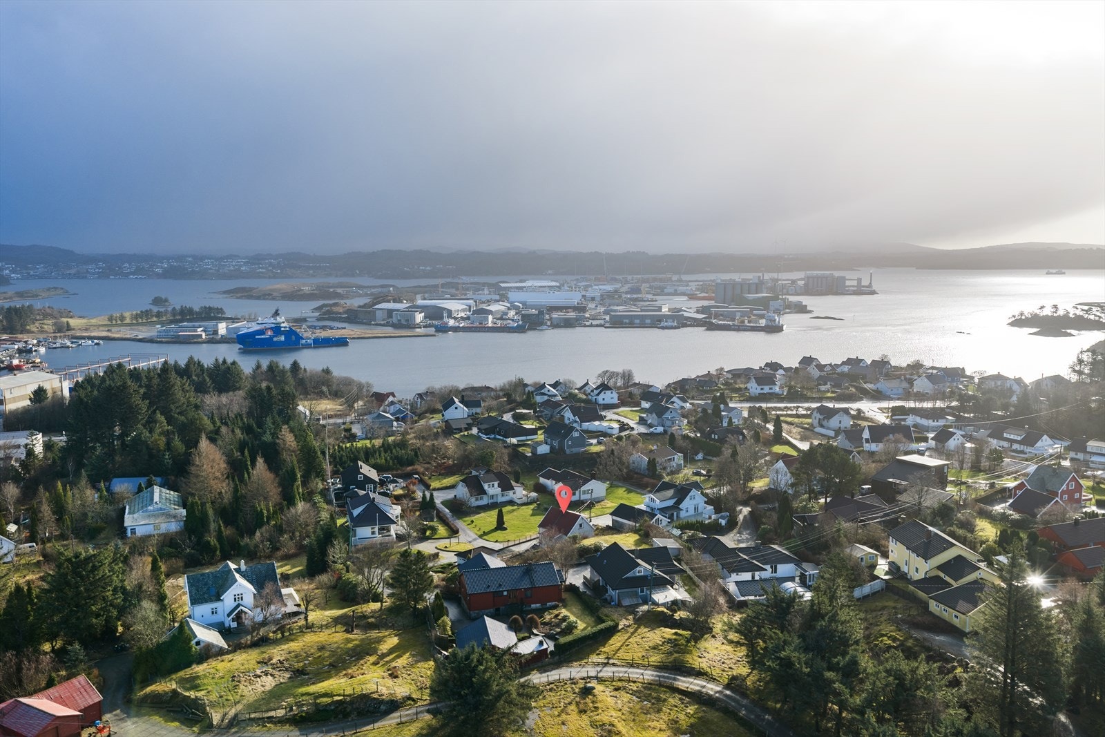 Eiendommen ligger i et etablert boligområde i Fiskåvegen på Avaldsnes. Galleribilde