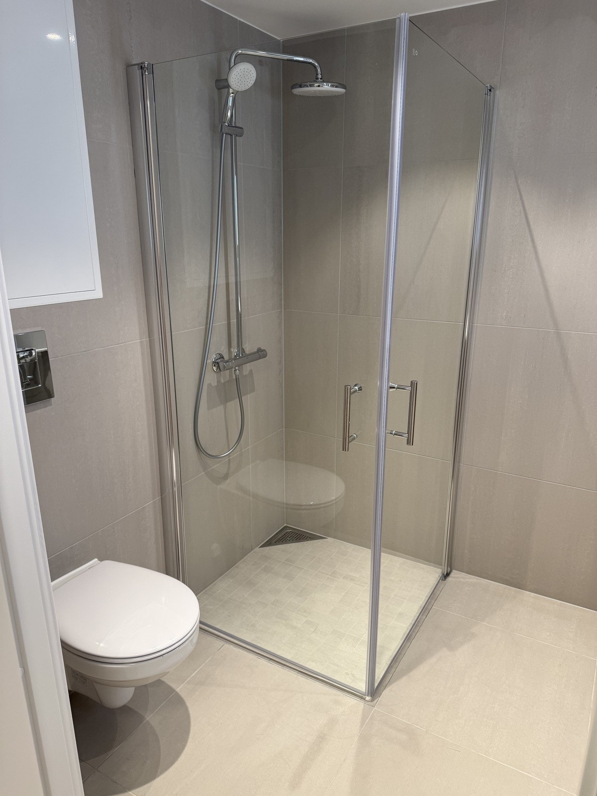 Pent flislagt bad med innfellbare dusjvegger og wc. Varme i gulv. Galleribilde