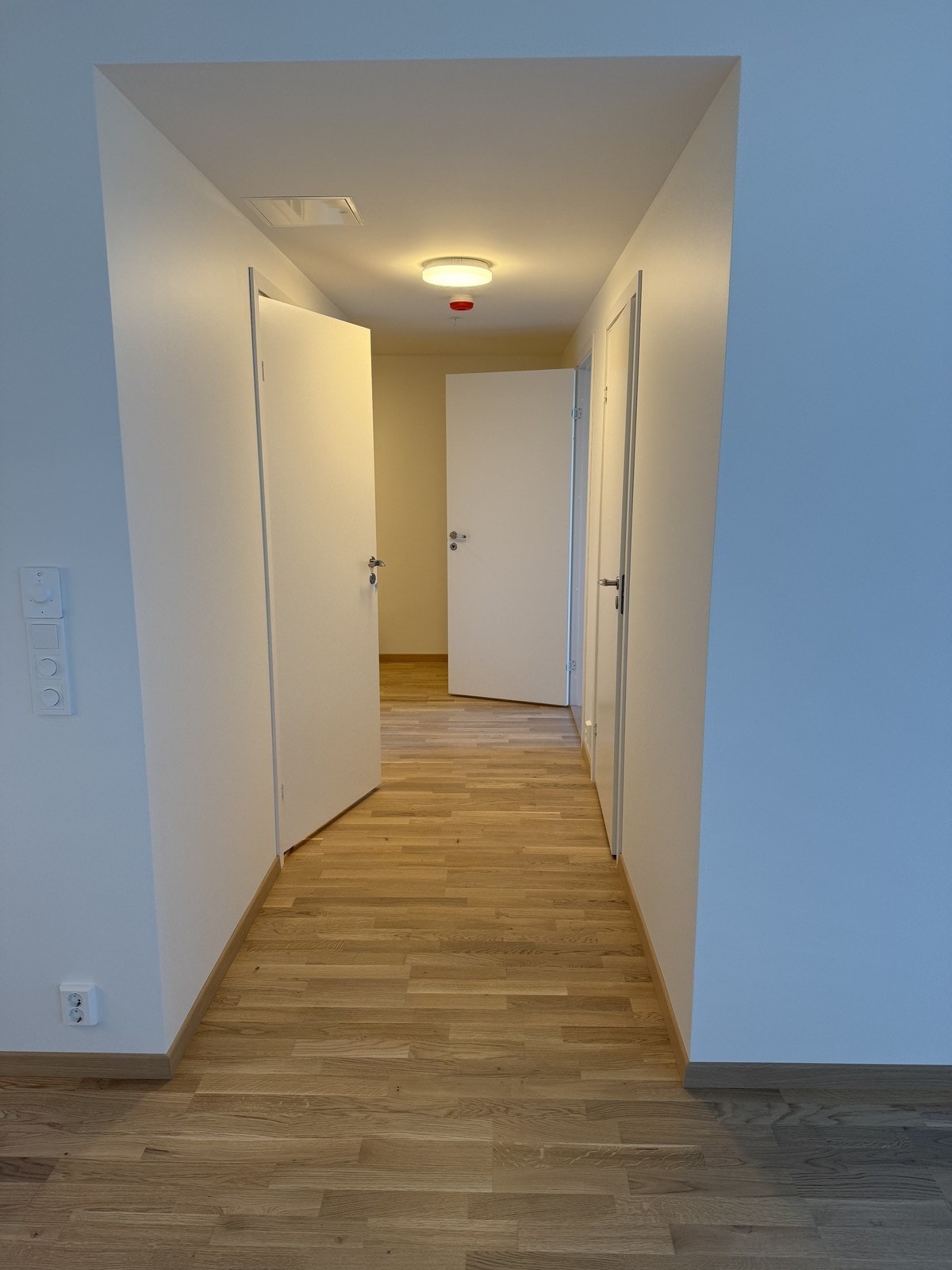 Mellomgang mellom bad og soverom mot entrè. Galleribilde