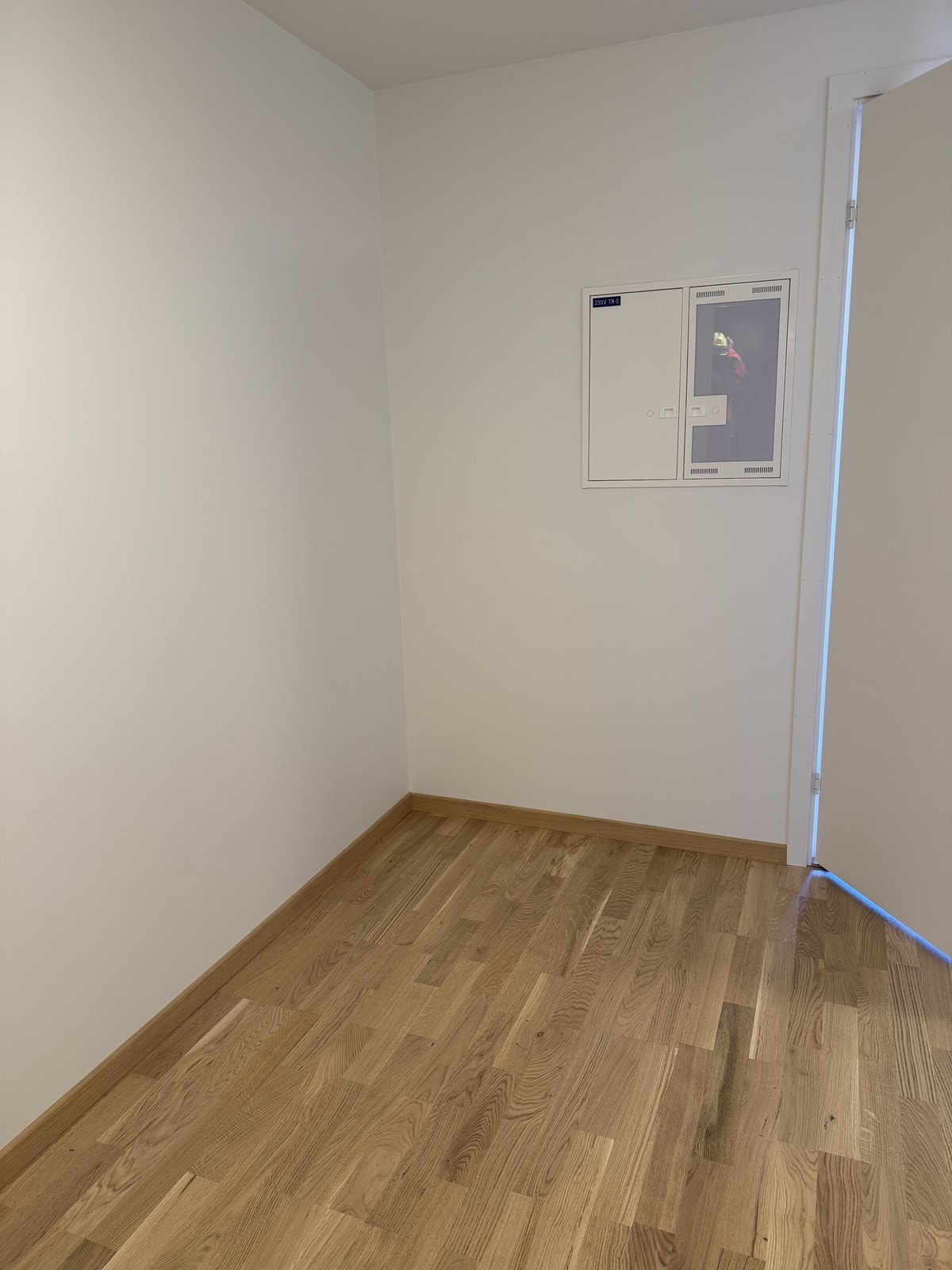 Romslig gang med god plass til oppbevaring og skoskap. Galleribilde