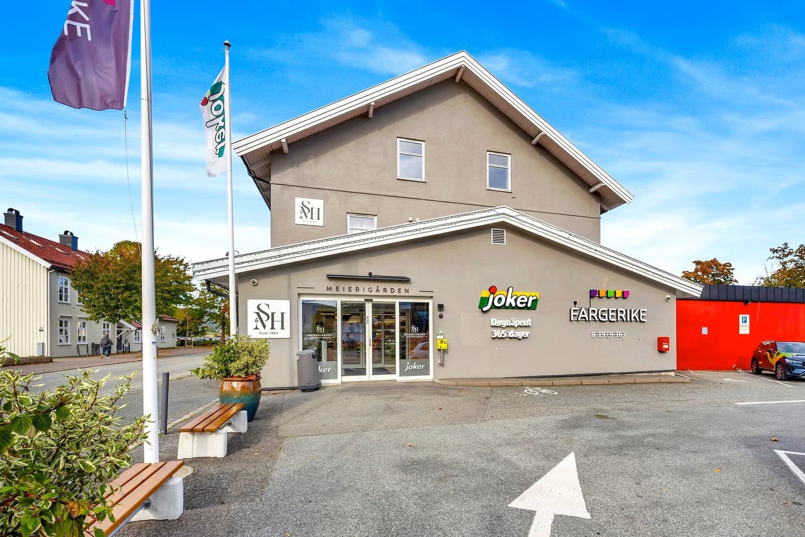 Søndagsåpen matbutikk i sentrum. Galleribilde