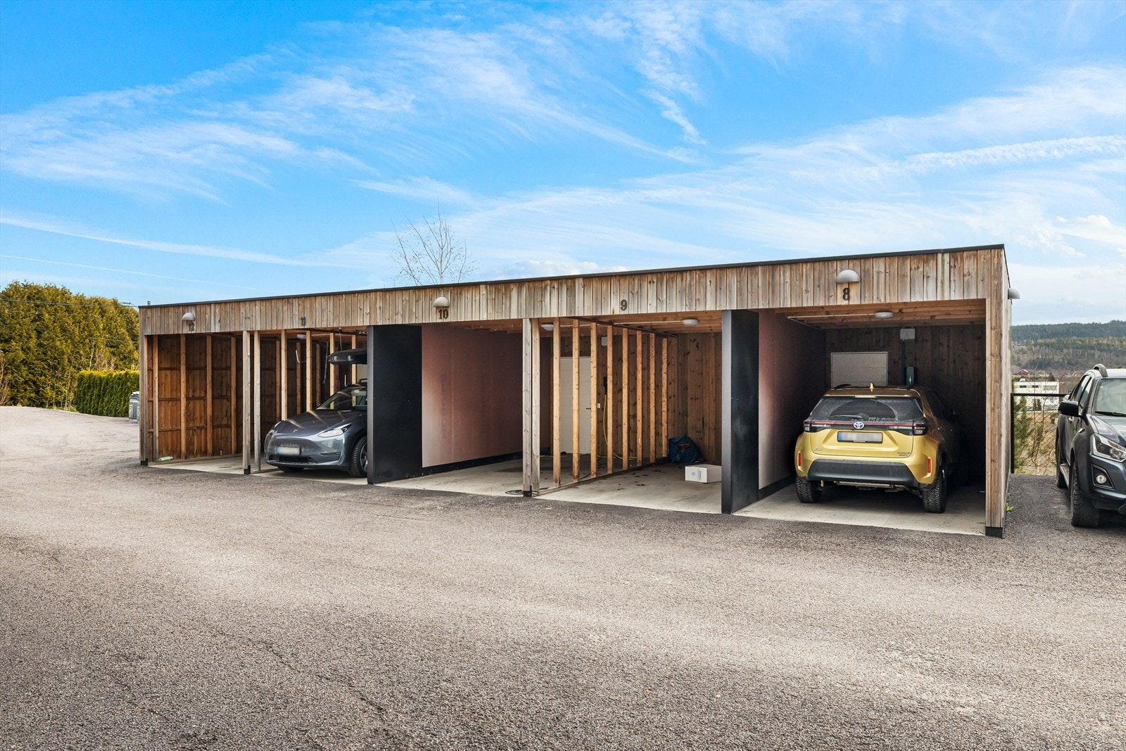 Til boligen følger det med carport og sportsbod. Galleribilde