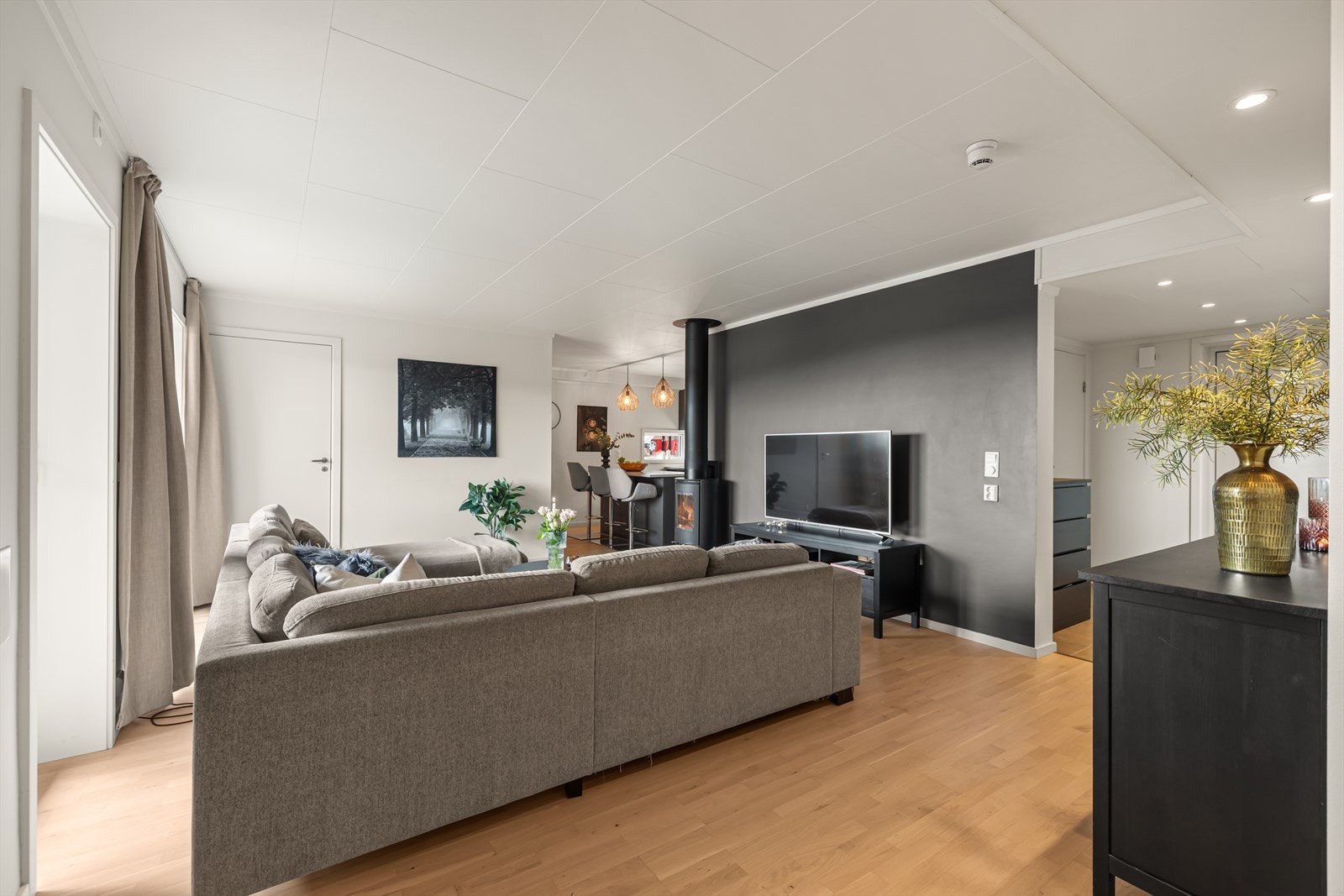 Her er det plass til stor sofa og bord med tv-benk. Downlights i taket. Galleribilde