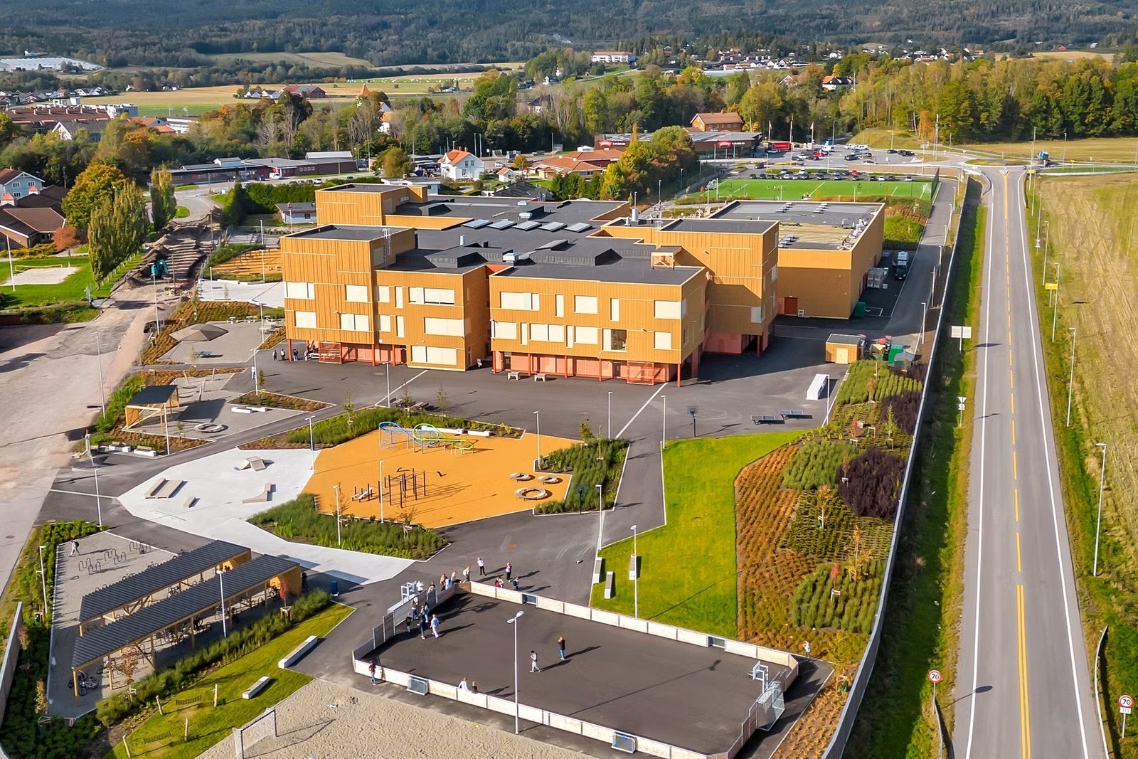 Ny skole i Sande sentrum. Galleribilde
