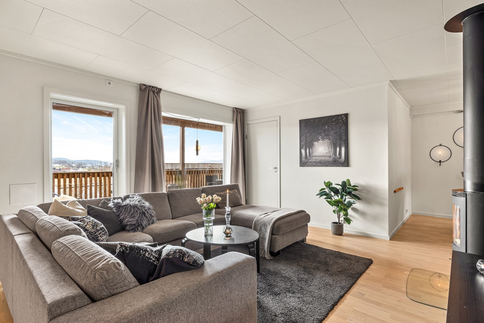Store vindusflater sørger for godt naturlig lys fra sofakroken. Galleribilde