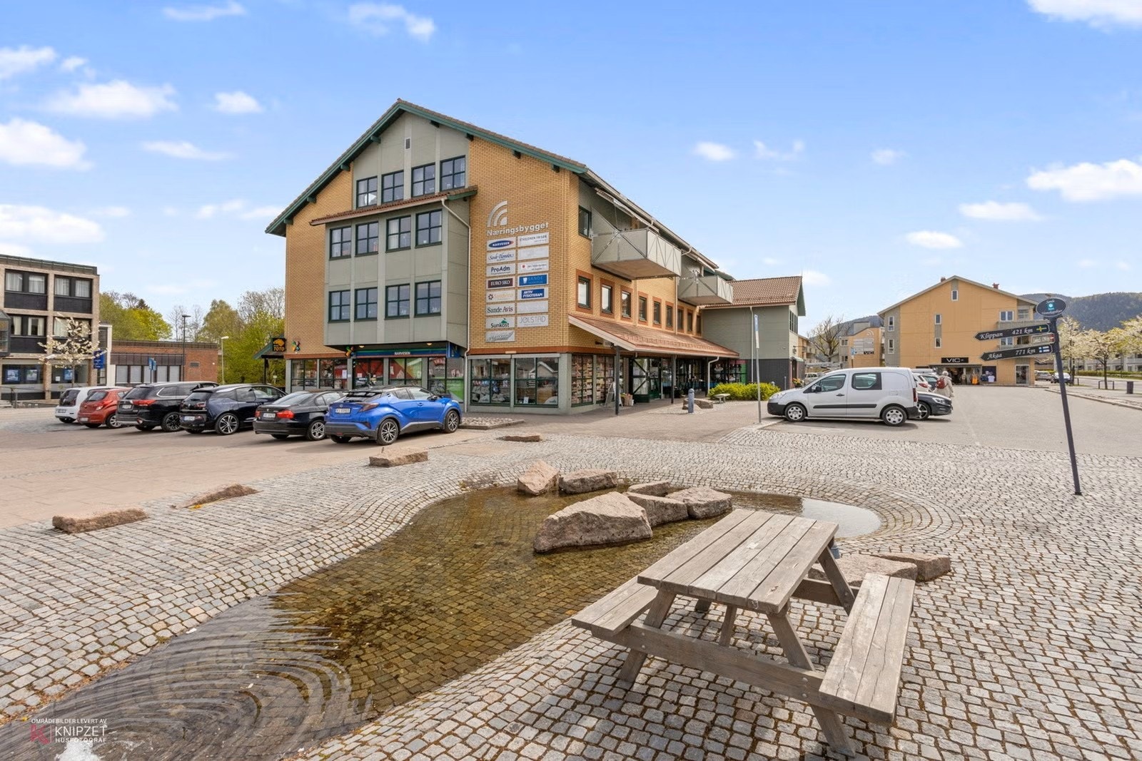 Sentrum har blant annet café, vinmonopol, butikker og matbutikk. Galleribilde