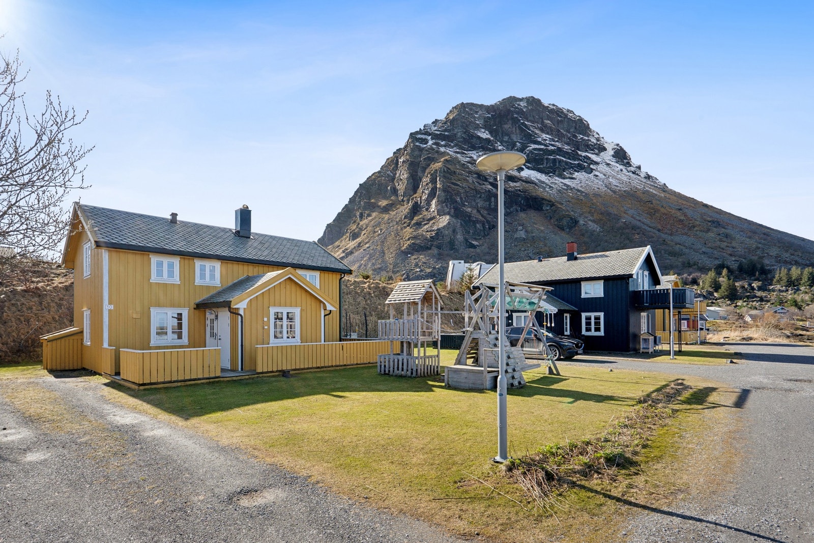 Nordlandshus med flott beliggenhet på vakre Lovund. 4 soverom. Solrike uteplasser. Galleribilde