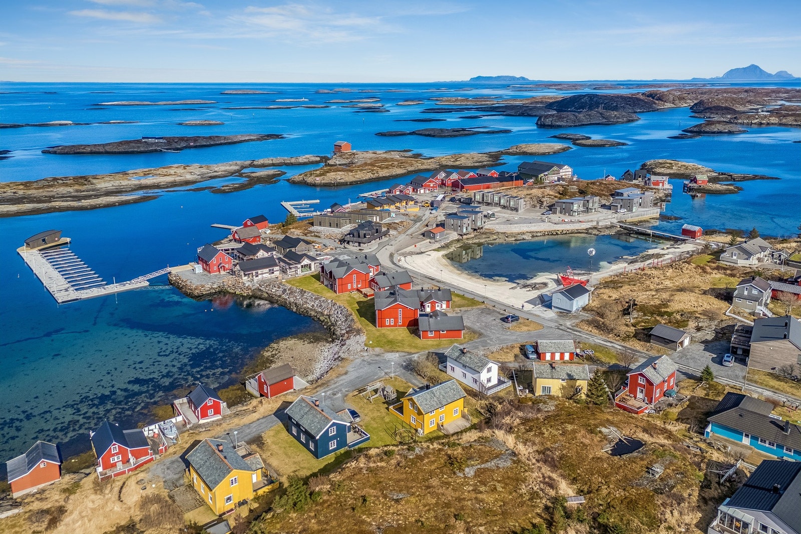 Dronebilde av deler av Lovund Galleribilde