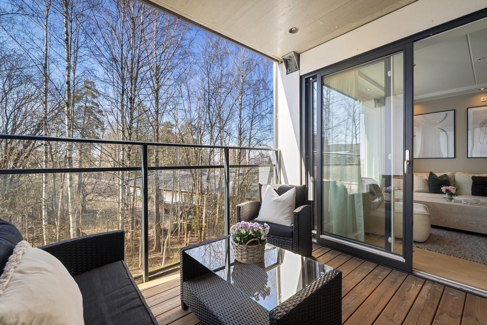 Fra stuen er det utgang til en 7 m² stor balkong med god plass til sittegruppe. Galleribilde