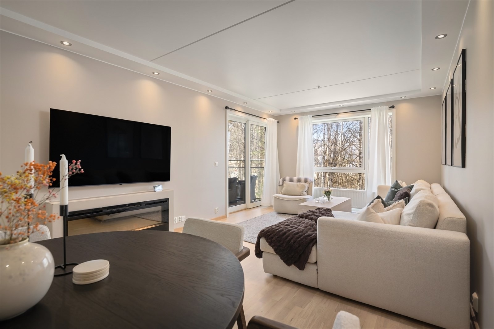 Her er det god plass til både spisebord, sofakrok og TV-møblement. Galleribilde