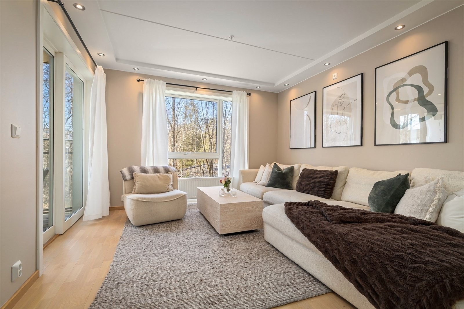 Stuen har parkett og oppvarming via radiatorer tilknyttet fjernvarme. Store vindusflater med 3-lags glass slipper naturen inn. Galleribilde