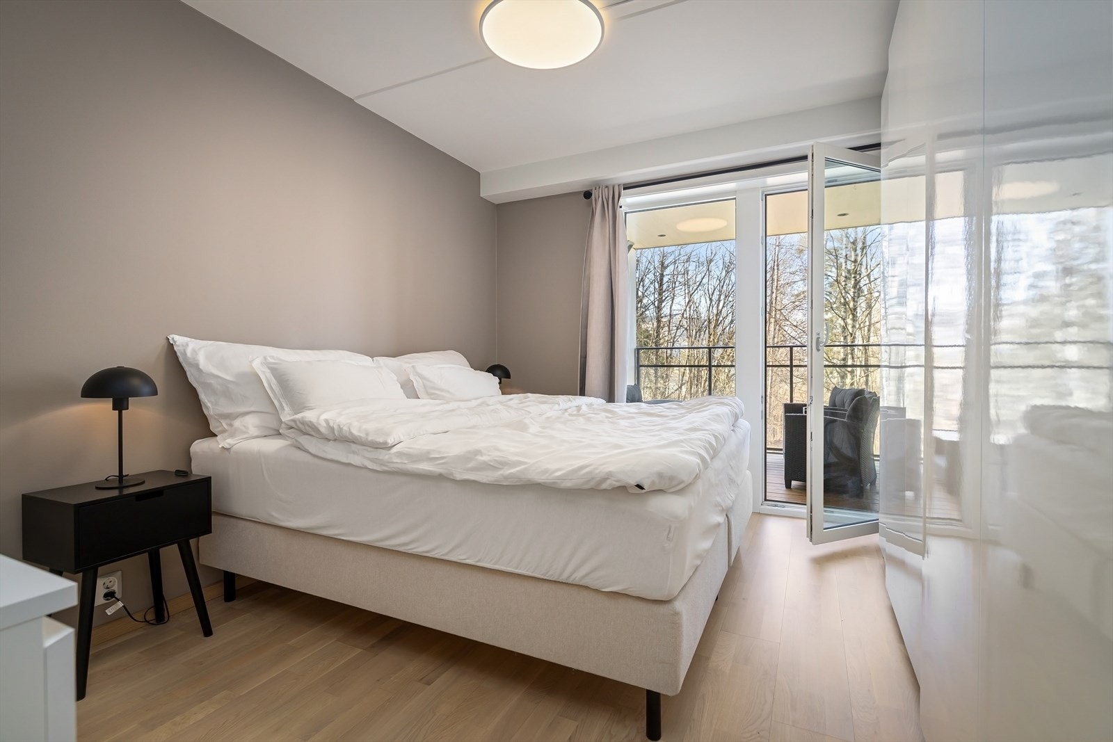 Hovedsoverommet har direkte utgang til balkongen, en sjelden kvalitet som utvider romfølelsen. Galleribilde