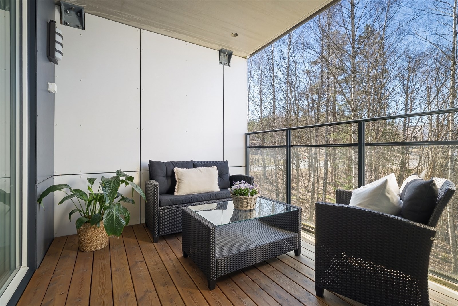 Balkonggulvet har terrassebord i impregnert tre, og rekkverket i glass gir en åpen følelse. Galleribilde