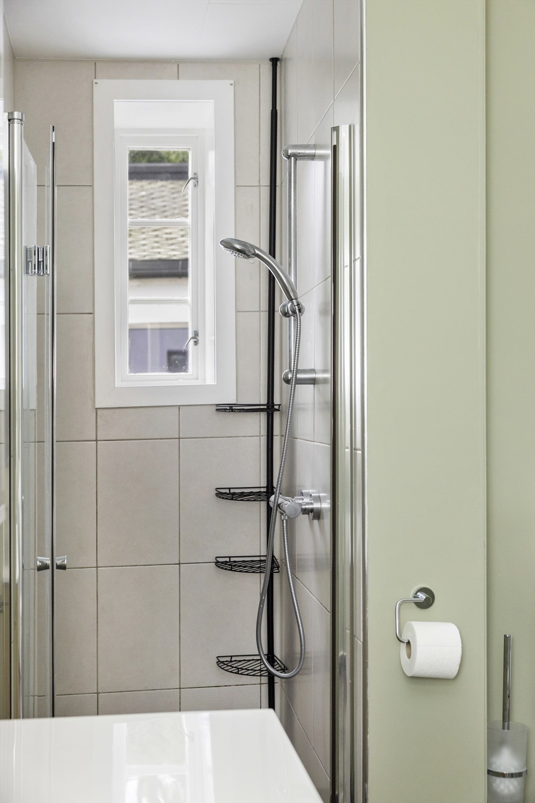 Veggene er flislagte i våtsonen og ellers med tapet. Galleribilde