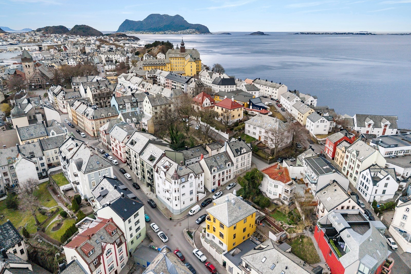 Leiligheten ligger, helt riktig, i en bakke, med kort vei til sentrumsfunksjoner som barer, restauranter, kaféer og så mye mer. Galleribilde