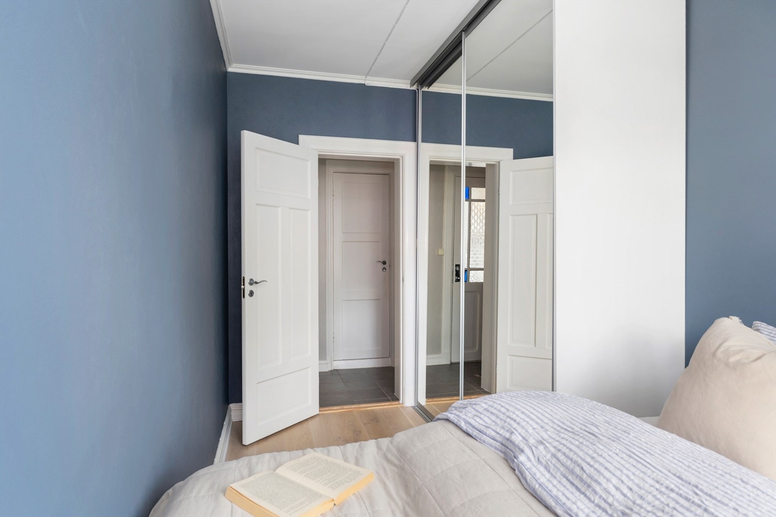 Soverommet har også praktisk skyvedørsgarderobe med speil montert. Galleribilde