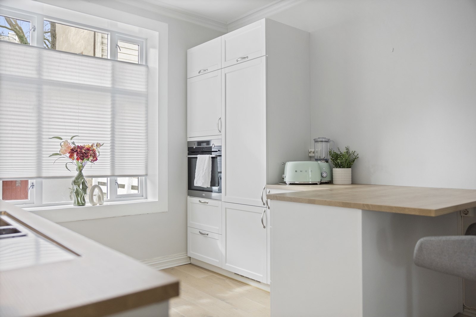 Kjøkkenet var nytt i 2017, og har godt med skap- og benkeplass. Galleribilde