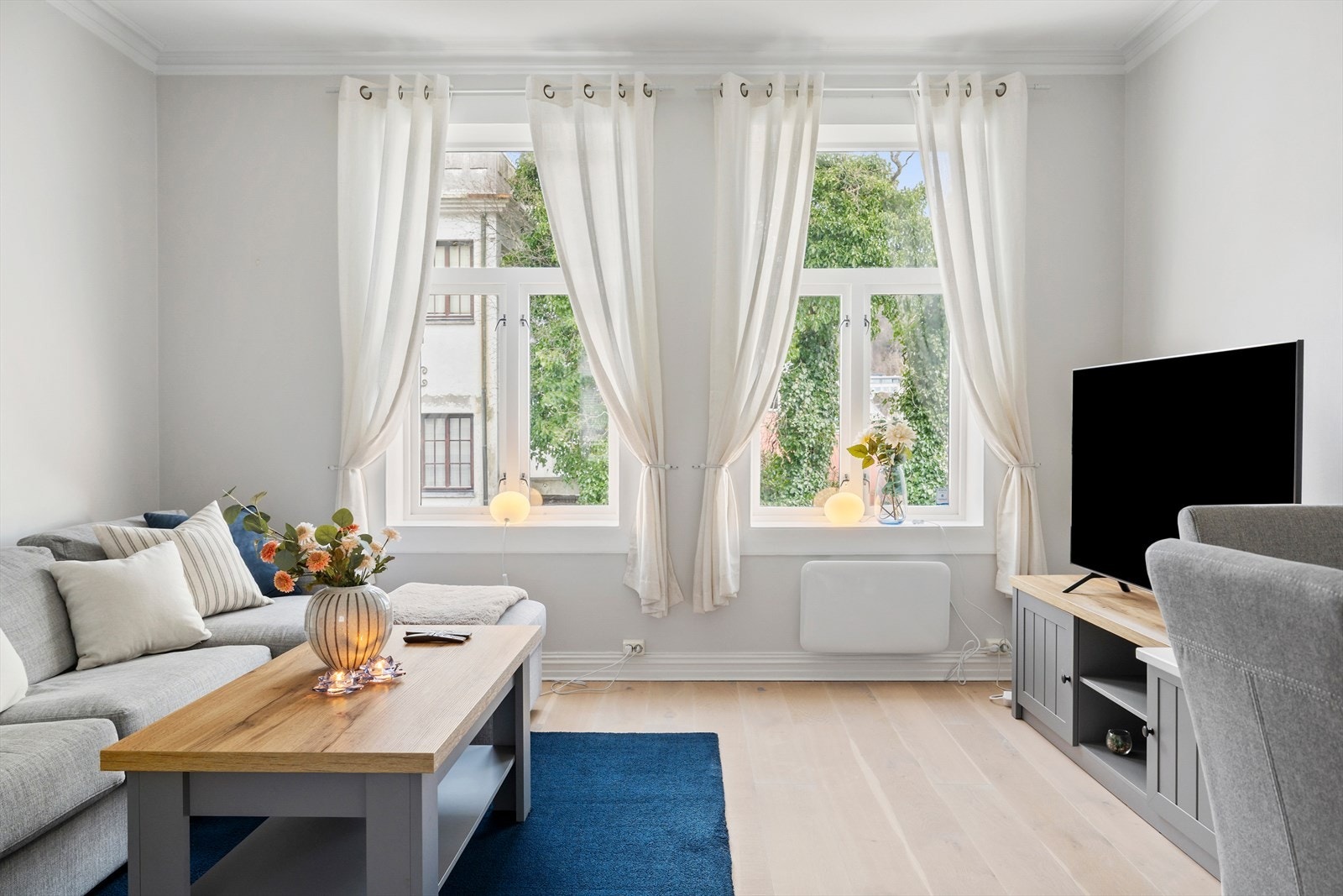 Stuen har orientering mot øst, har godt med naturlig lys og muligheter for oppheng av tv på lite lyseksponert vegg. Galleribilde