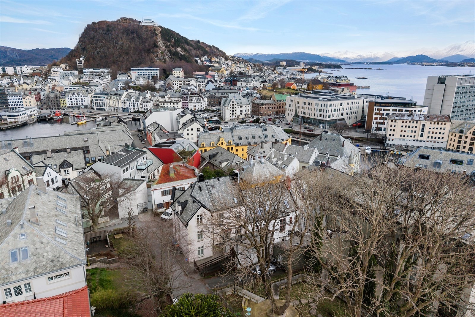 Her er også en hyggelig bakgård som er felles for beboerne i sameiet. Galleribilde
