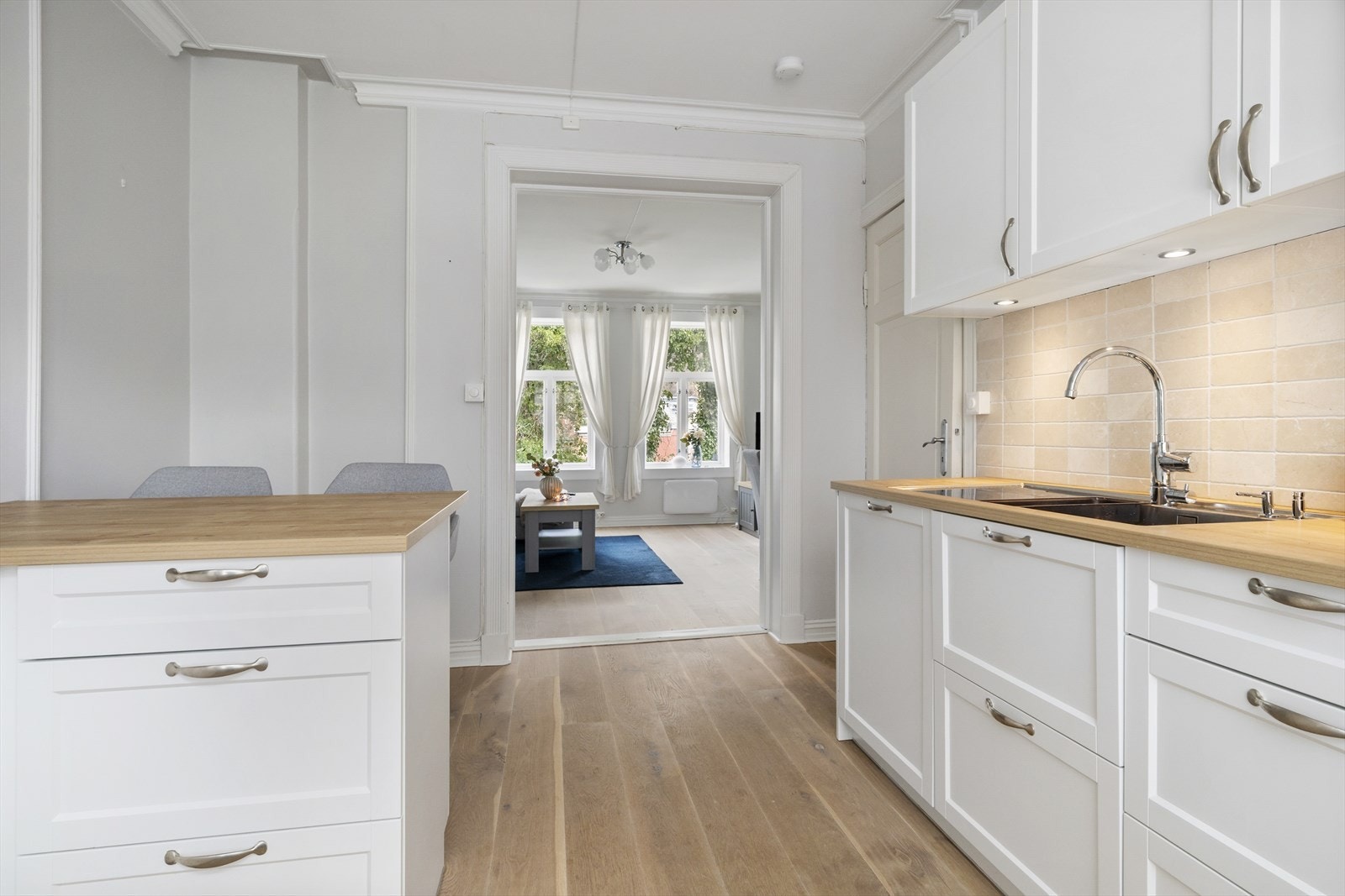 Leiligheten er gjennomgående og har store vindusflater, god takhøyde - og totalen er et lyst inntrykk. Galleribilde