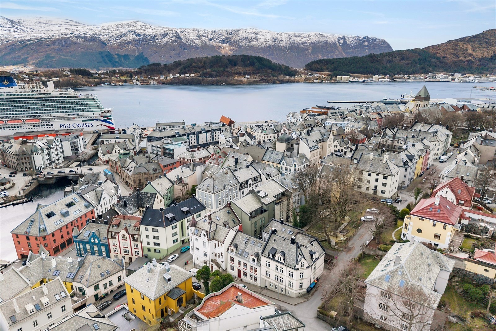 Fra eiendommen er det kort vei til dagligvarebutikker, busstopp og bysentrum. Galleribilde