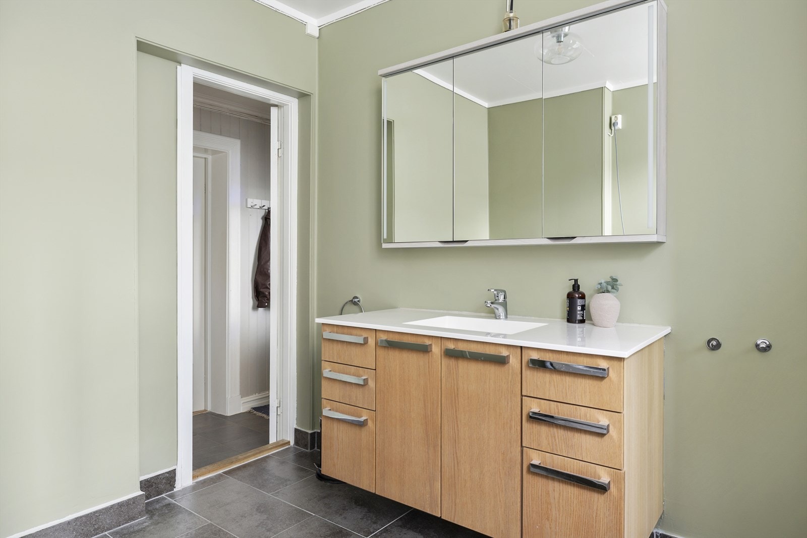 Ellers er badet innredet med romslig baderomsinnredning og toalett. Det er også opplegg for vaskemaskin og tørketrommel. Galleribilde