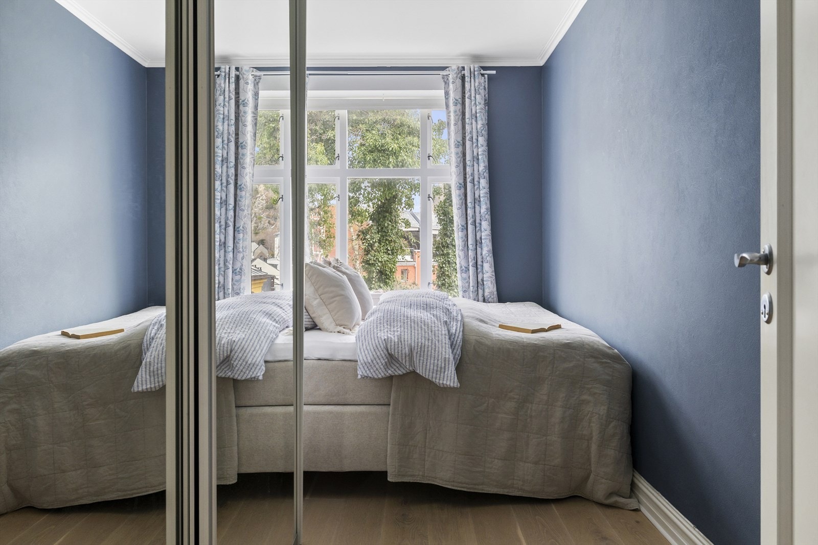 Soverommet har i likhet med resten av leiligheten et tiltalende preg og god plass til seng av ønsket størrelse. Galleribilde