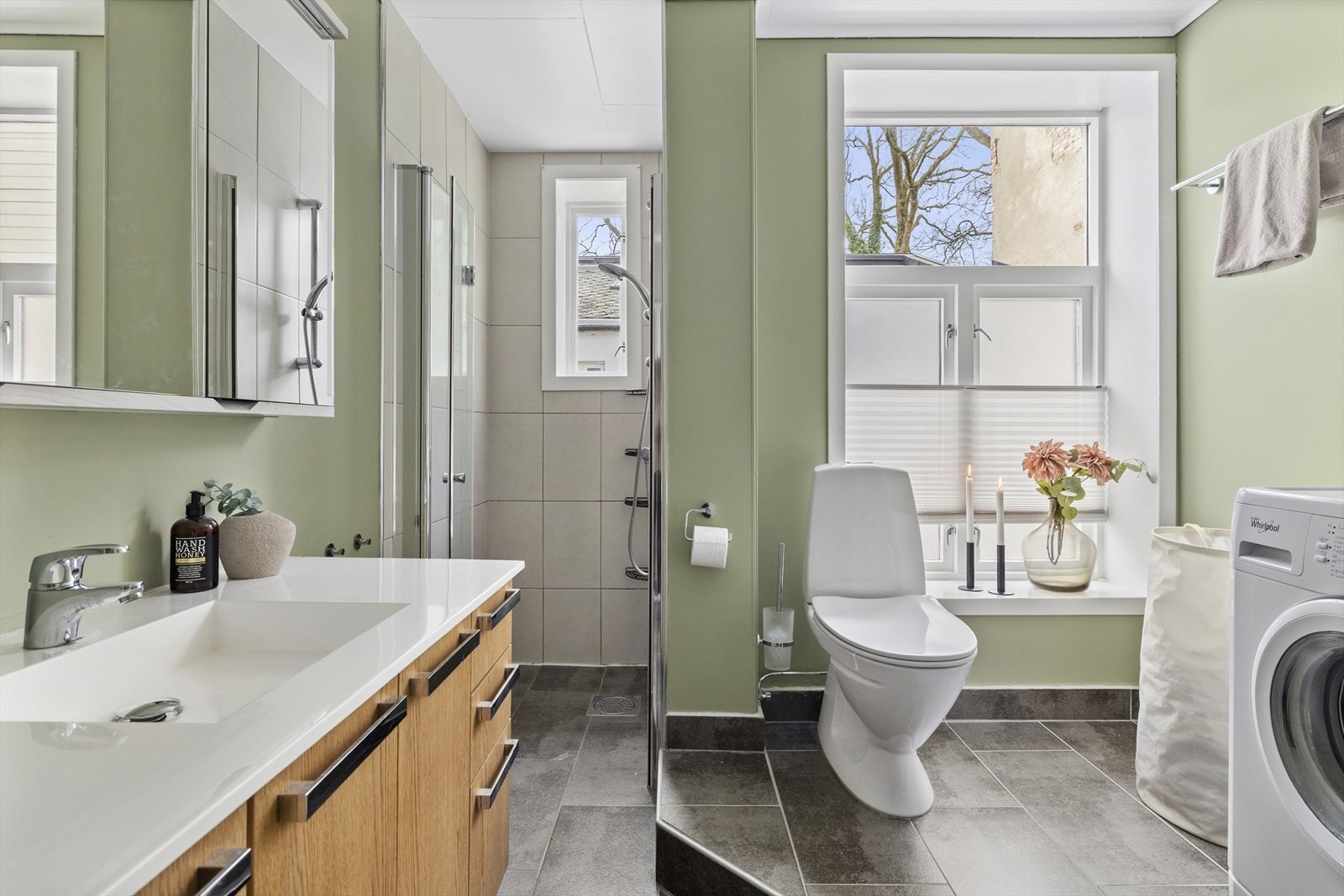 Badet er av god størrelse med flislagte gulv og varme i gulvet. Galleribilde