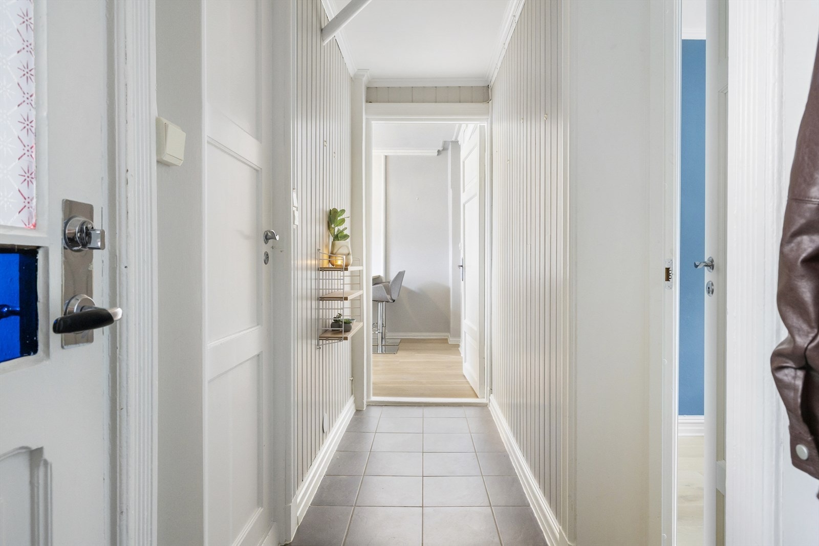 Fra gangen finner du soverom til høyre, bad til venstre, og stue og kjøkken rett frem. Galleribilde