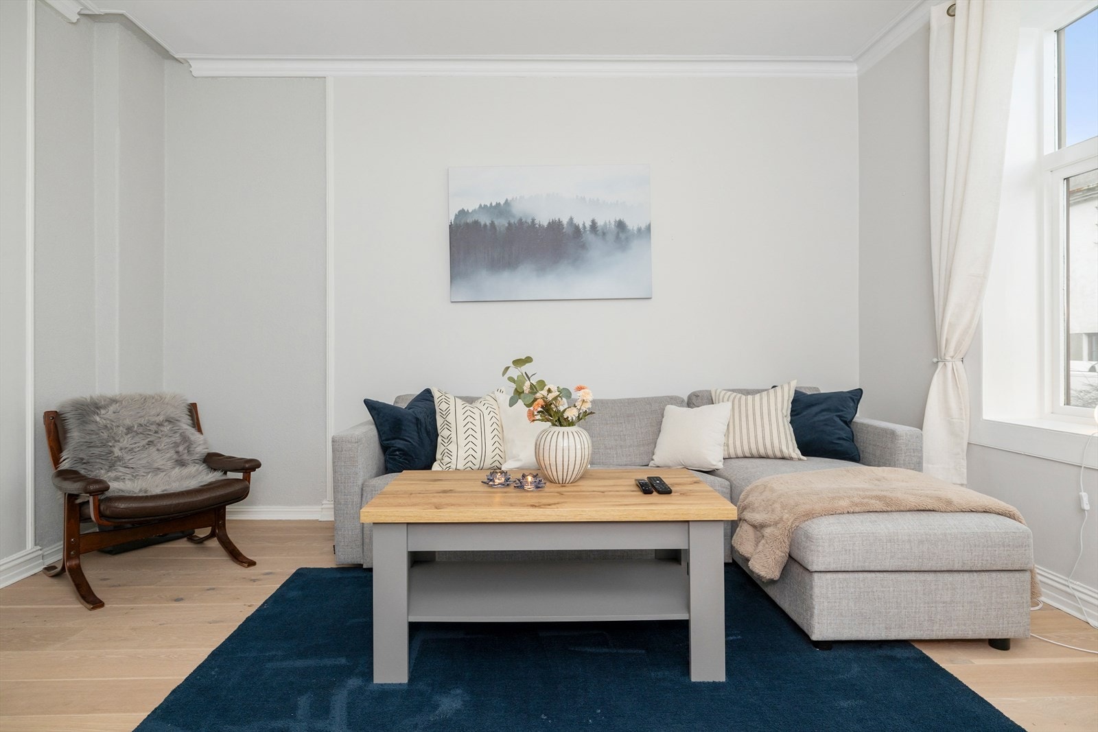 Det er plass til både spise- og sittegruppe på stuen. Galleribilde