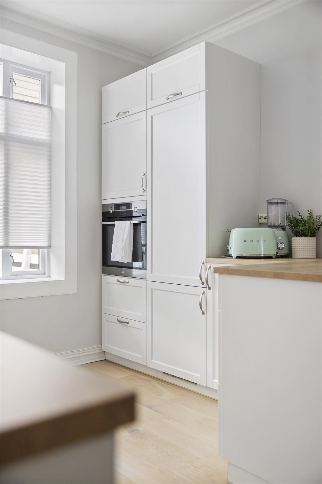 Hvitevarer som kjøl- og fryseskap, oppvaskmaskin, komfyr og platetopp er integrert - Galleribilde