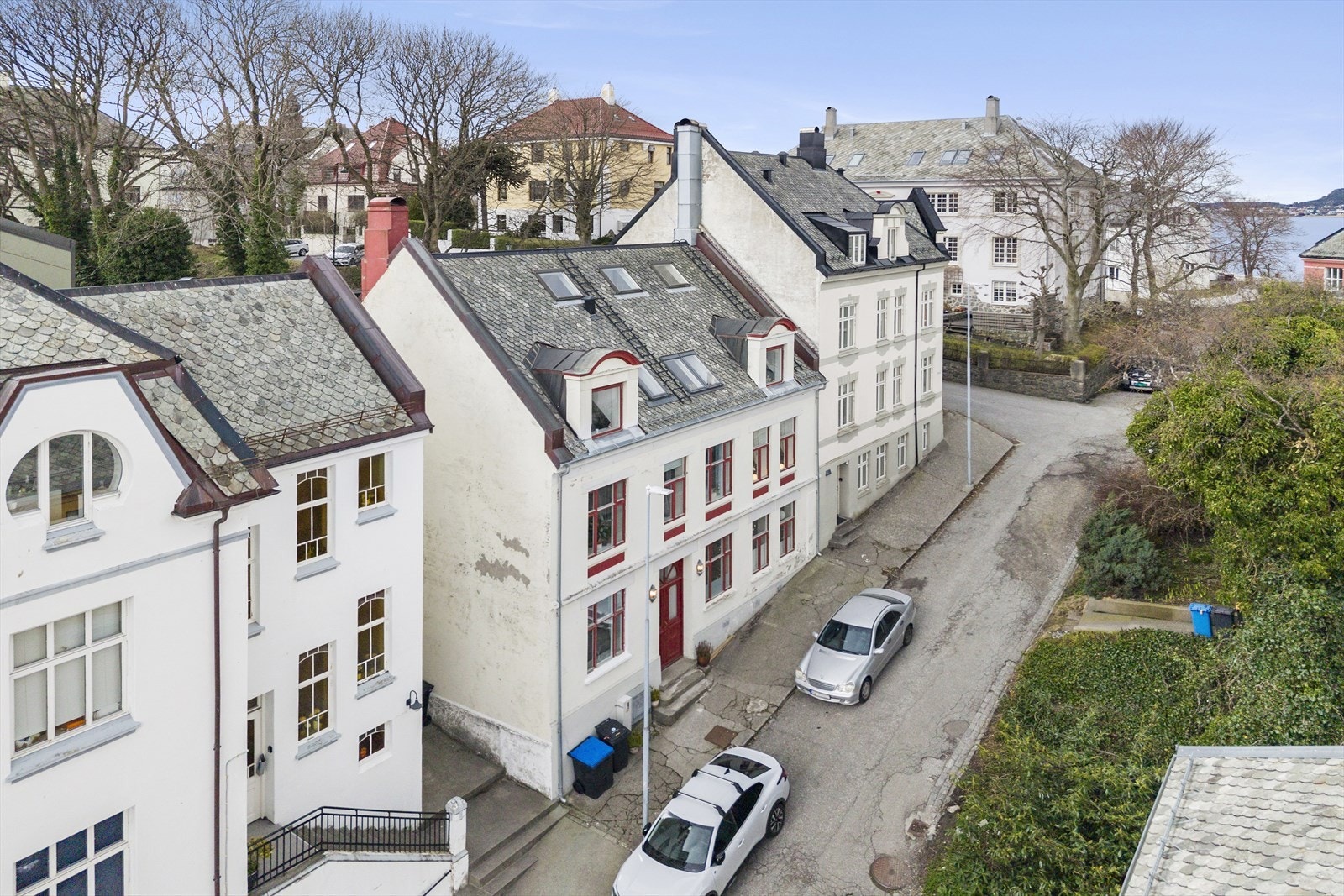 Leiligheten ligger i 2. etasje i denne flotte bygården. Galleribilde