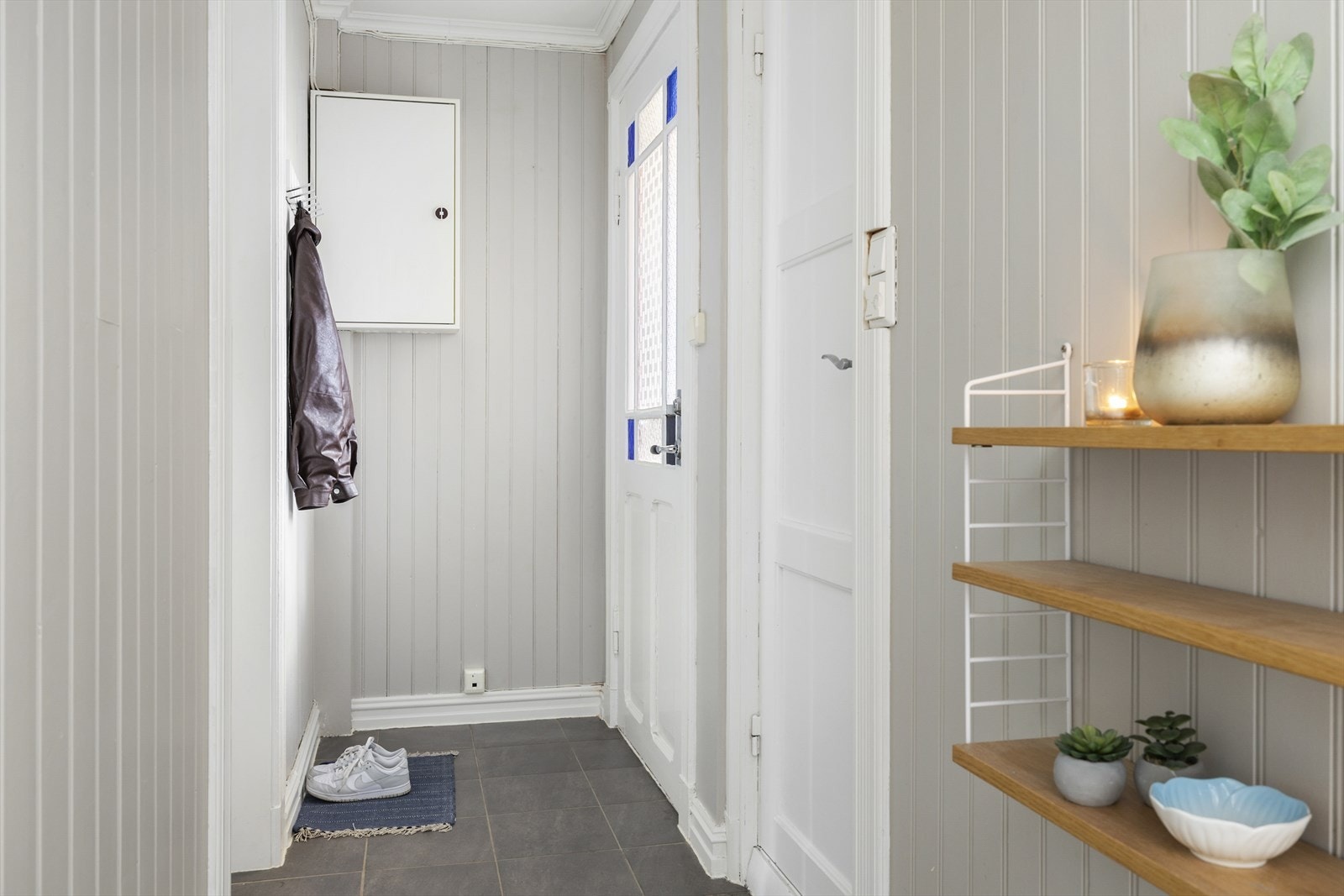 Førsteinntrykket er lyst, luftig og moderne - noe som går igjen i hele leiligheten. Galleribilde