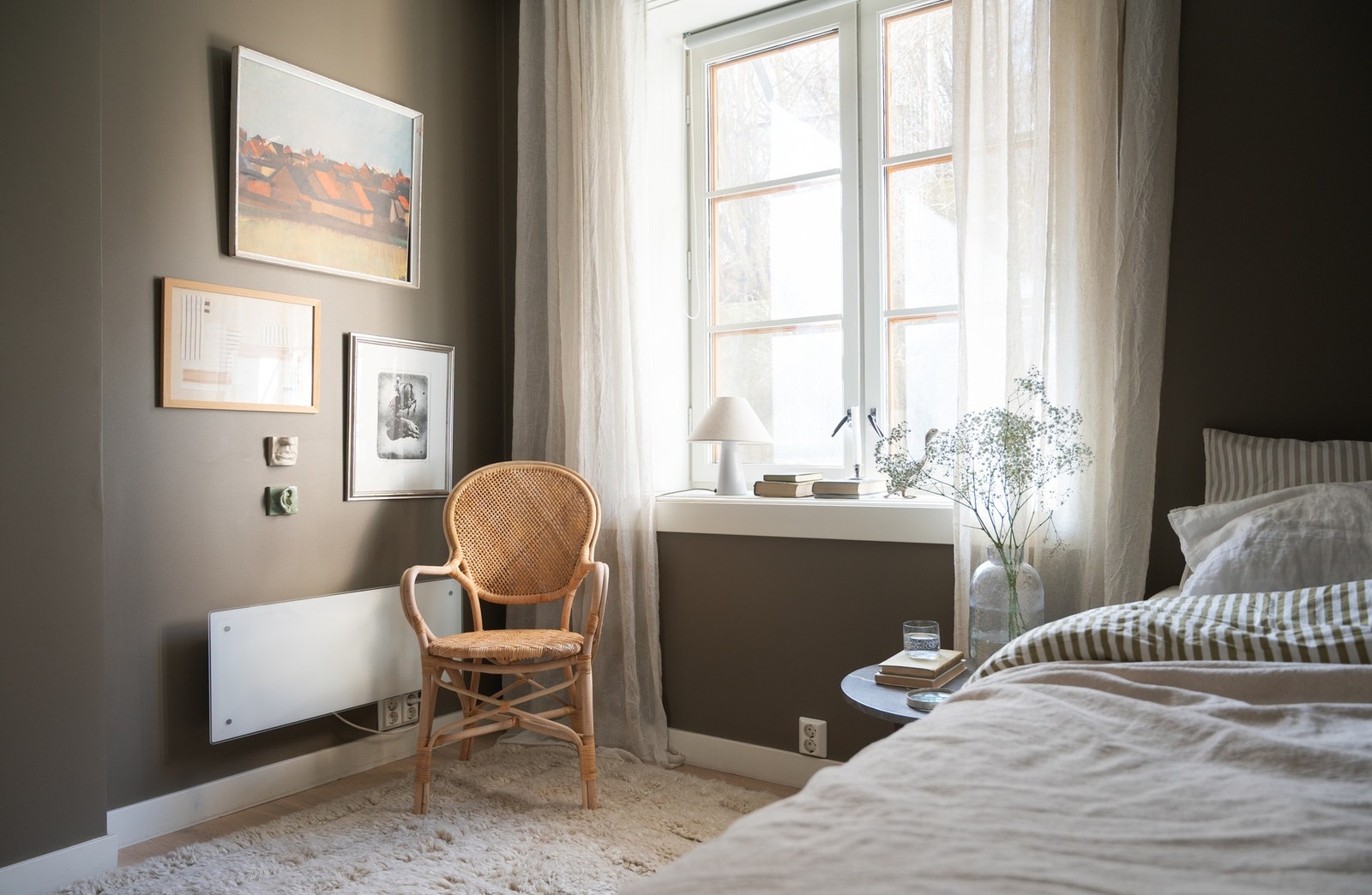 Her har du god plass til seng og øvrig møblement Galleribilde
