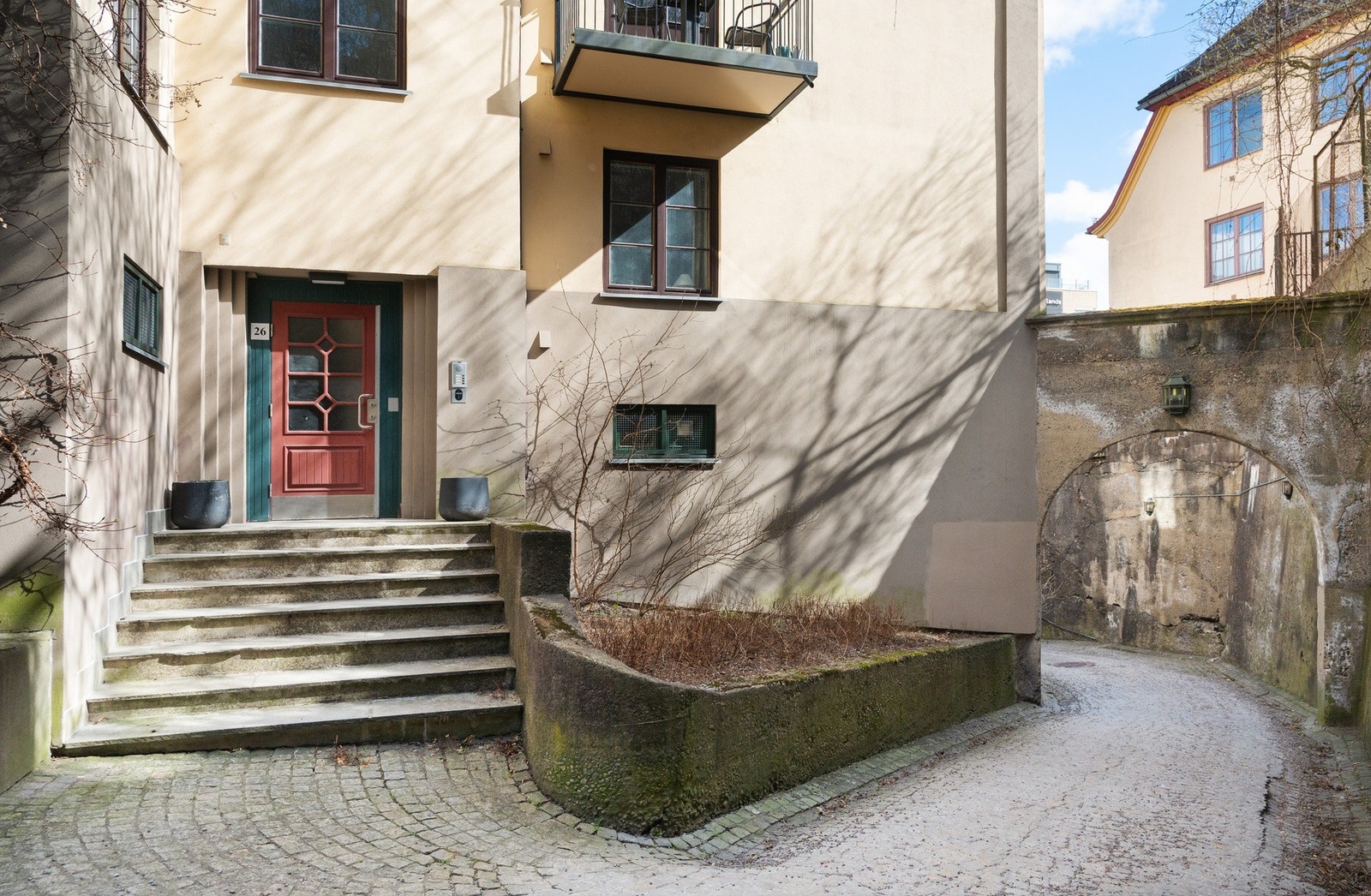 Inngangspartiet oppleves som privat og deles kun av tre enheter Galleribilde