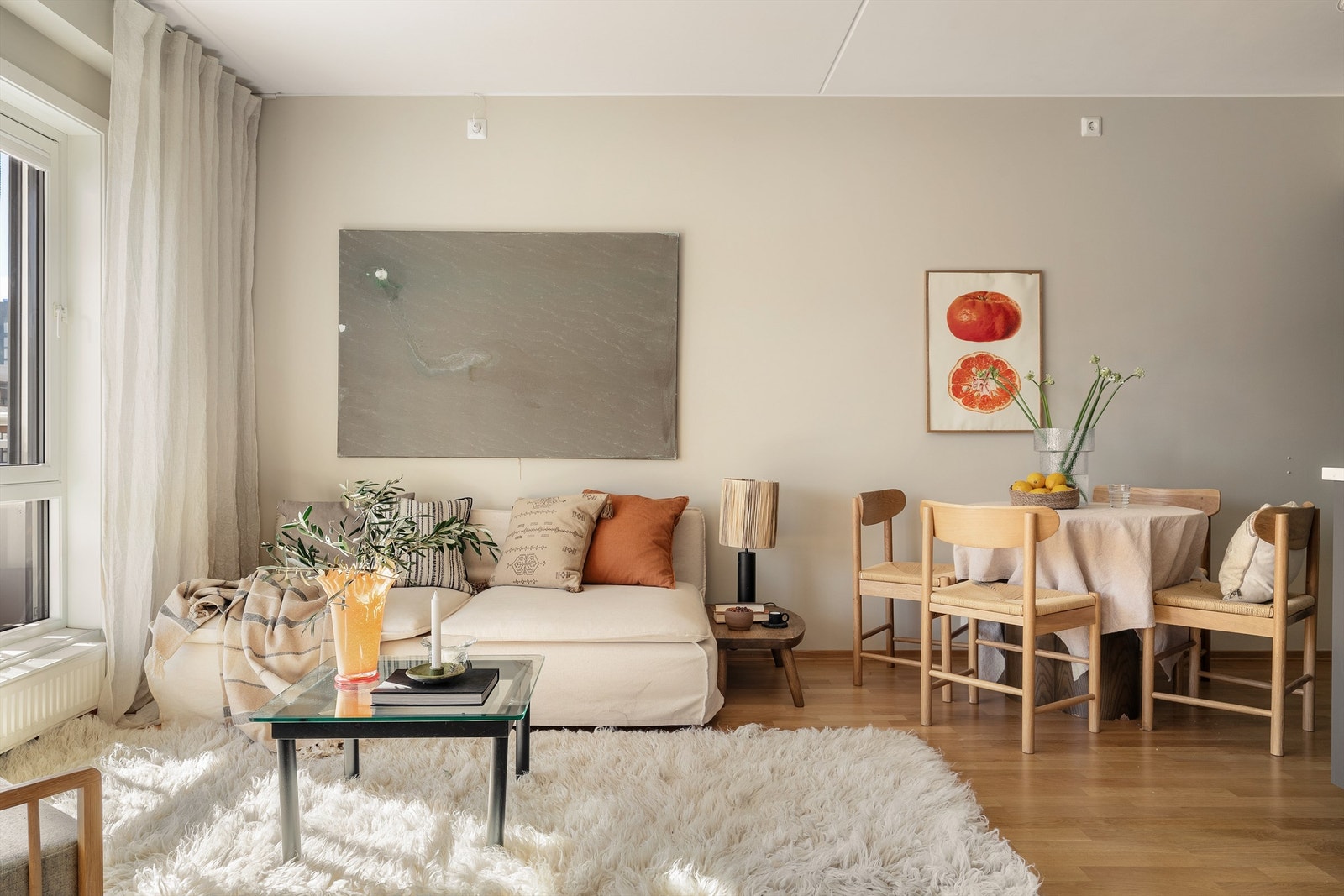Stuen har en åpen løsning mot kjøkkenet, med plass til både sofagruppe og spisebord. Gulvet har gjennomgående parkett. Galleribilde