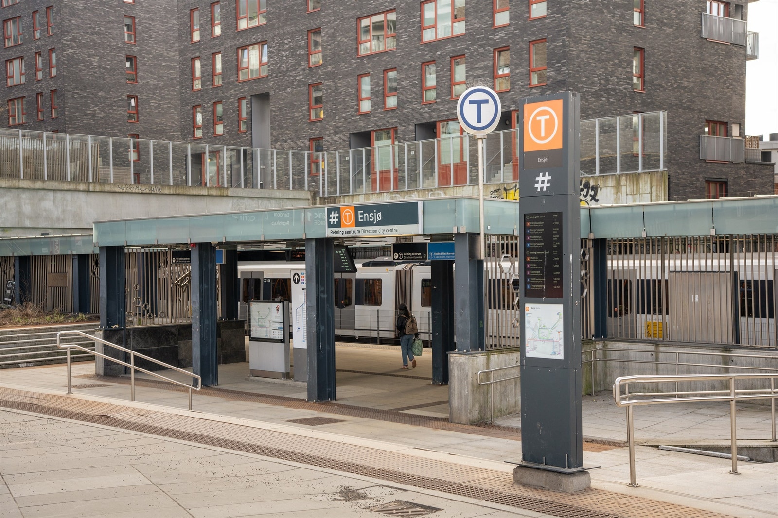 Ensjø T-banestasjon er et av områdets kollektivknutepunkt, med linje 1-4 som tar deg raskt til sentrum. Galleribilde